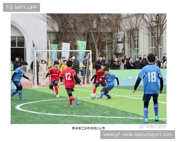 足球联赛在青训扶持中设立专项教练培训经费支持基层发展，校园足球教练员专项培训